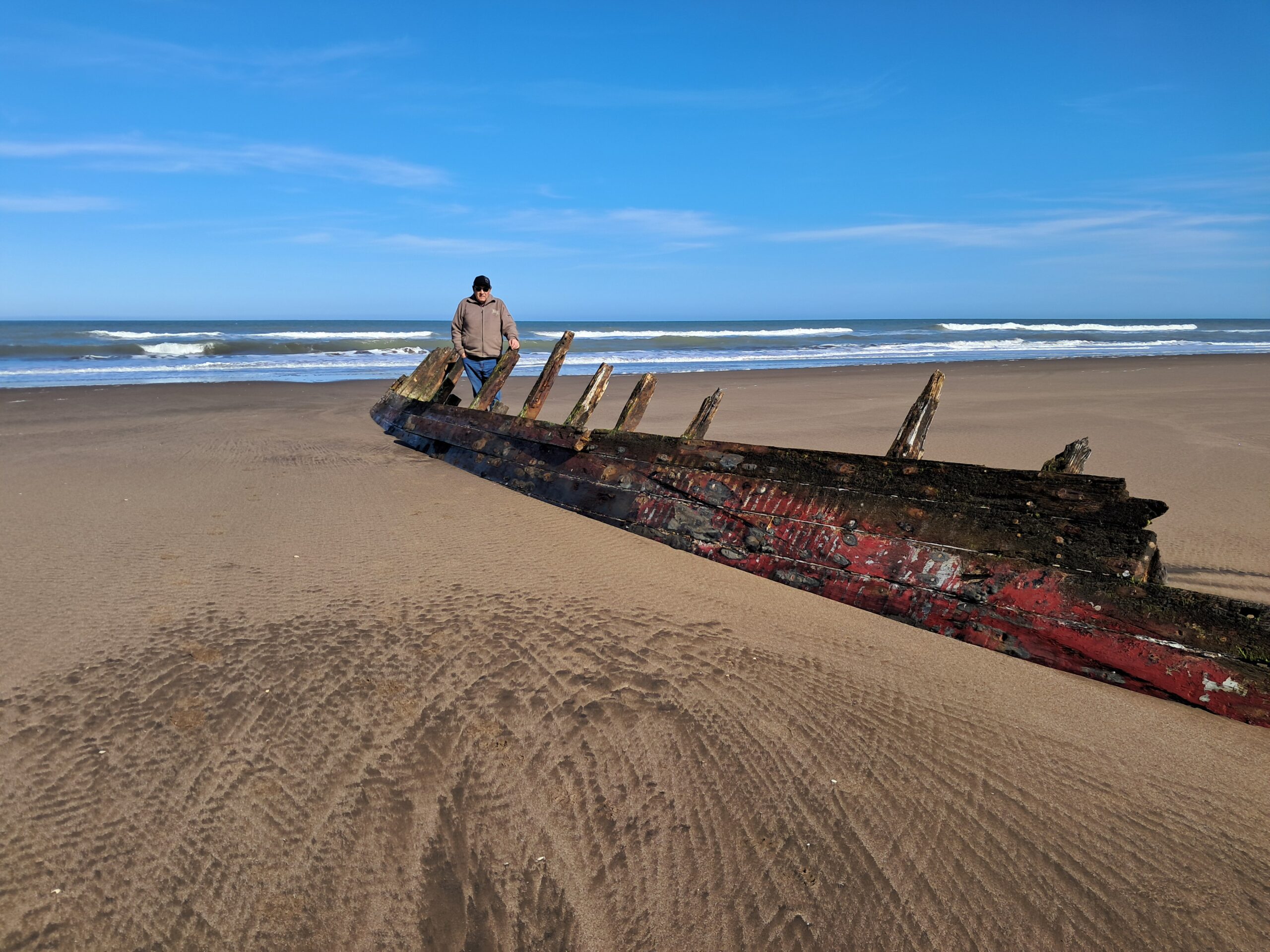 Barco Varado a 27 km por costa al oeste de Marisol 